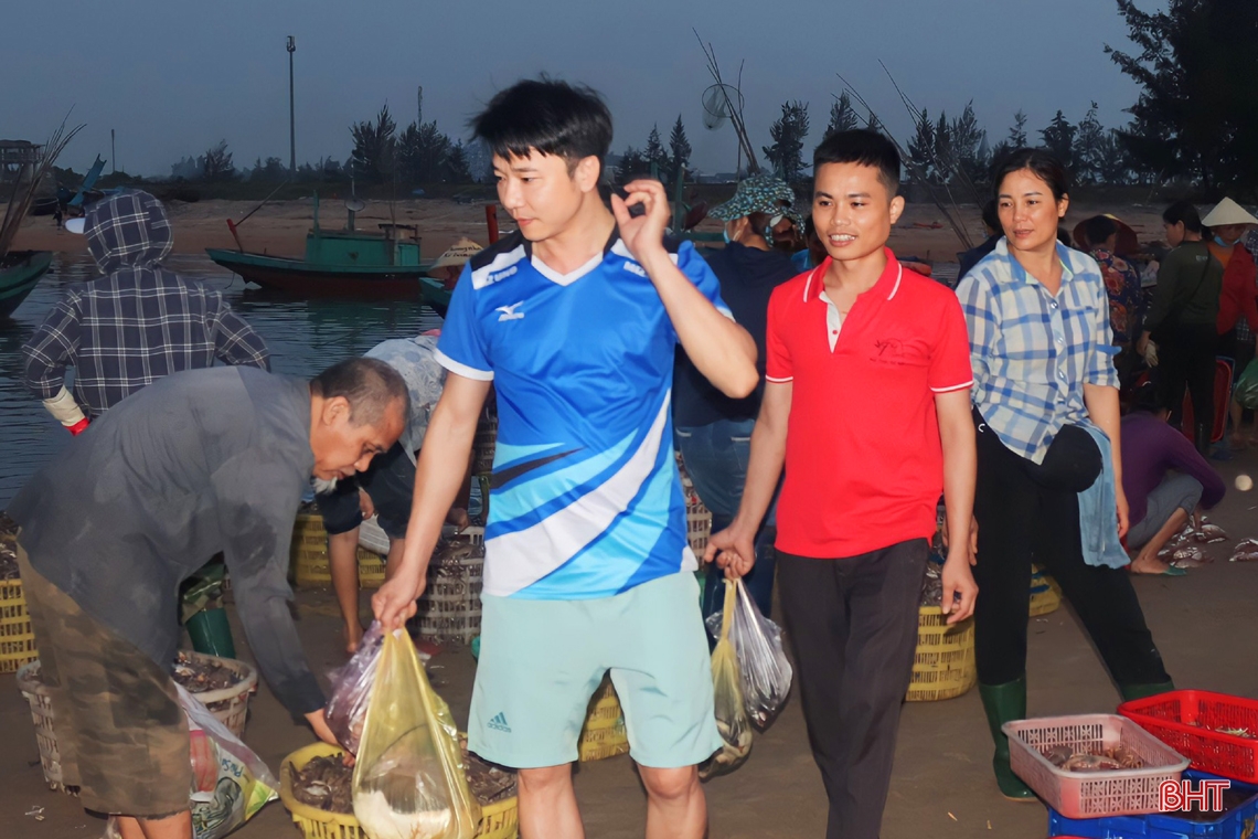 Ngư dân Hà Tĩnh nô nức bám biển, cung ứng hải sản tươi ngon dịp lễ