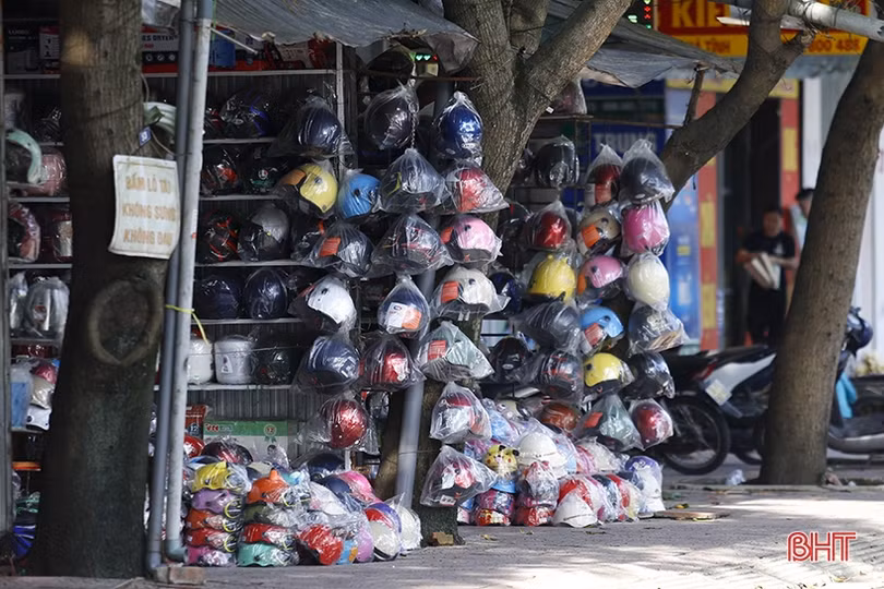 “Rác” trên cột điện, cây xanh ở Hà Tĩnh: Xử lý nhiều sao vẫn tái diễn?