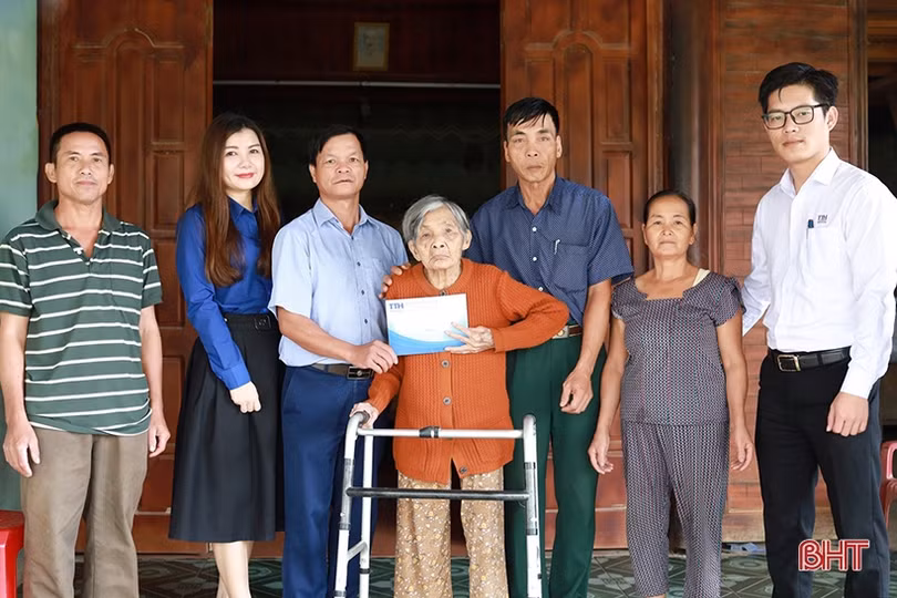 Bệnh viện Đa khoa TTH Hà Tĩnh tặng quà, khám cấp phát thuốc miễn phí cho người cao tuổi