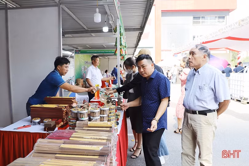 Nhộn nhịp mua sắm trong Tuần lễ Sản phẩm tiêu biểu Hà Tĩnh tại Hà Nội
