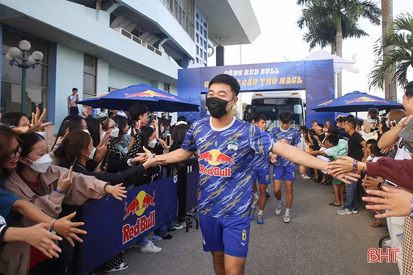 Cổ động viên Hà Tĩnh săn đón chữ ký của dàn sao Hoàng Anh Gia Lai