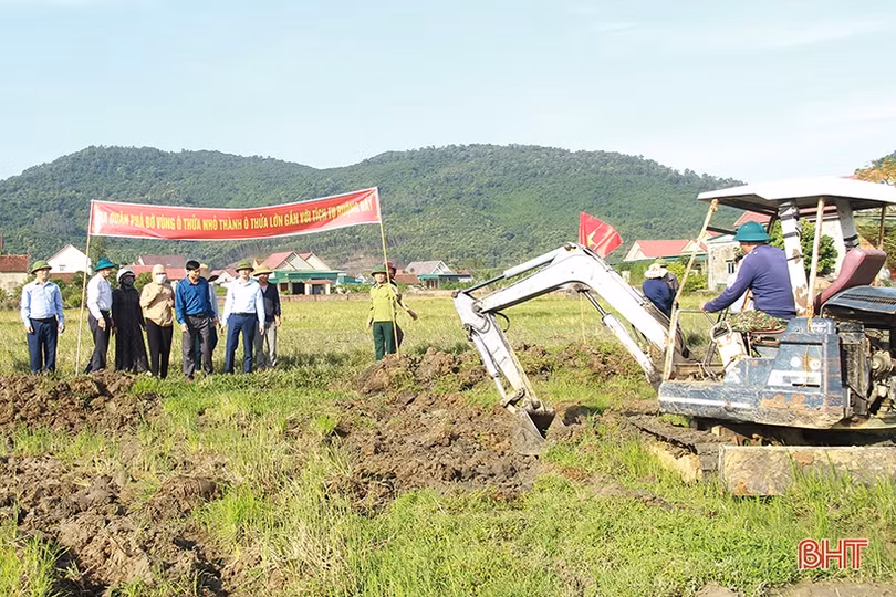 Nghi Xuân ra quân phá bờ vùng bờ thửa, chuẩn bị cho sản xuất vụ xuân 