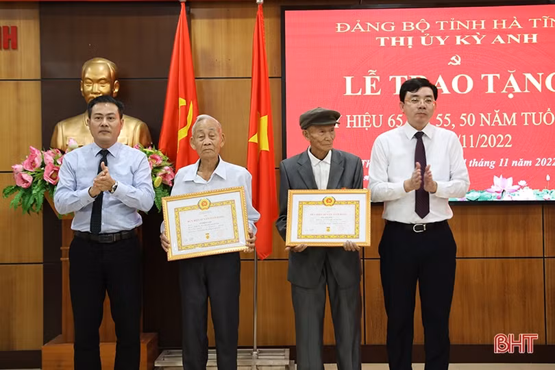 Hà Tĩnh tặng, truy tặng Huy hiệu Đảng cho 948 đảng viên dịp Cách mạng Tháng Mười Nga