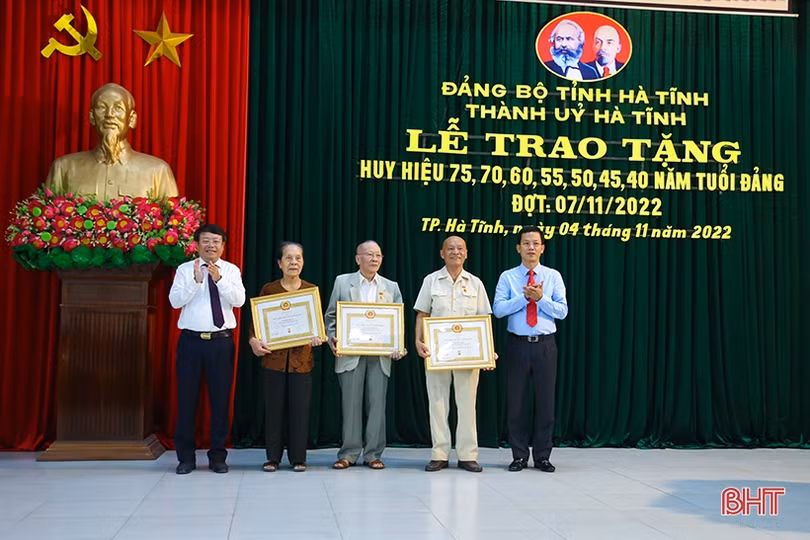 Trao Huy hiệu Đảng cho 107 đảng viên ở TP Hà Tĩnh
