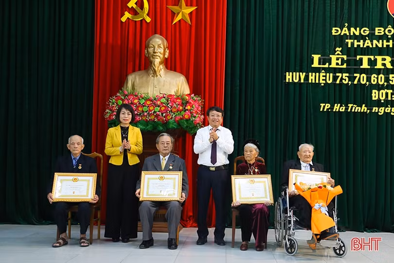 Trao Huy hiệu Đảng cho 107 đảng viên ở TP Hà Tĩnh