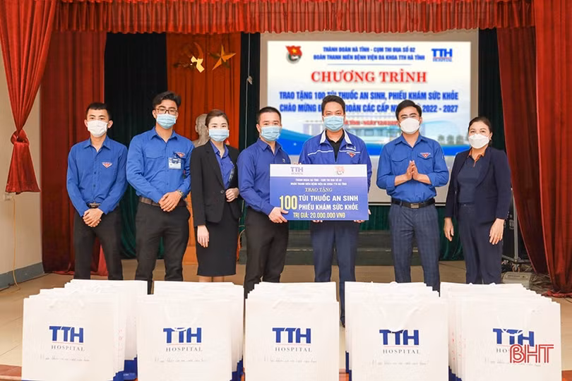Bệnh viện Đa khoa TTH Hà Tĩnh tặng quà, khám cấp phát thuốc miễn phí cho người cao tuổi