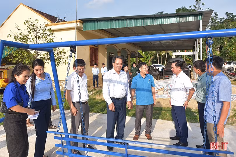 Đảng uỷ Khối CCQ&DN Hà Tĩnh bàn giao công trình NTM tại Hương Khê