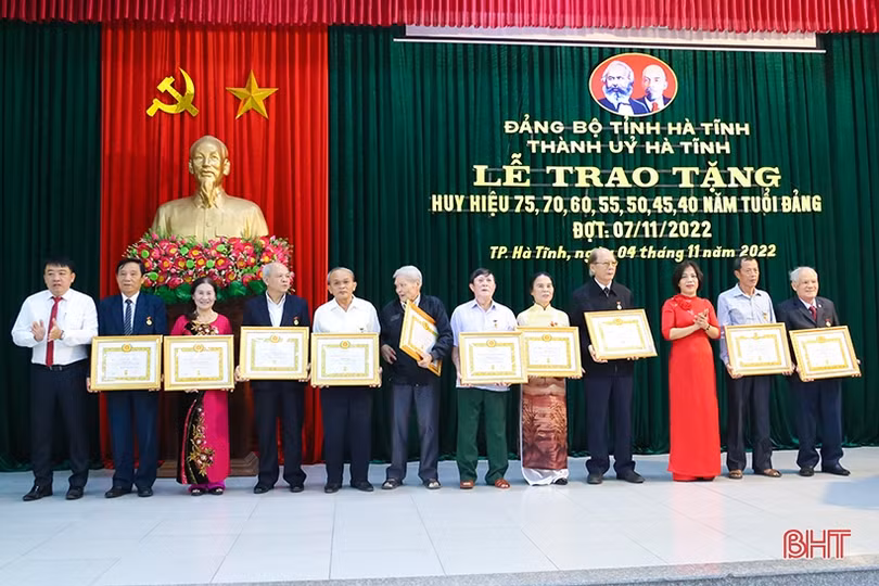 Trao Huy hiệu Đảng cho 107 đảng viên ở TP Hà Tĩnh