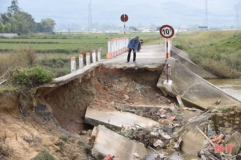 Cầu dân sinh sạt lở, sản xuất bị ảnh hưởng nghiêm trọng