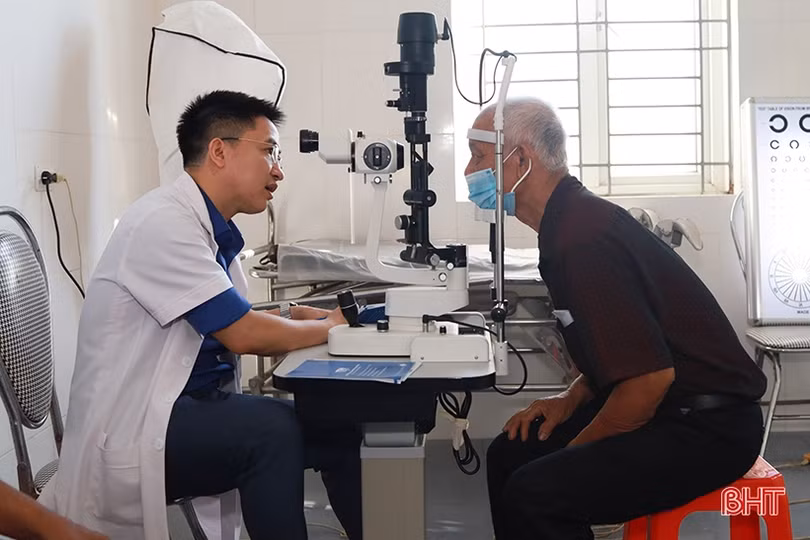 Bệnh viện Đa khoa TTH Hà Tĩnh tặng quà, khám cấp phát thuốc miễn phí cho người cao tuổi