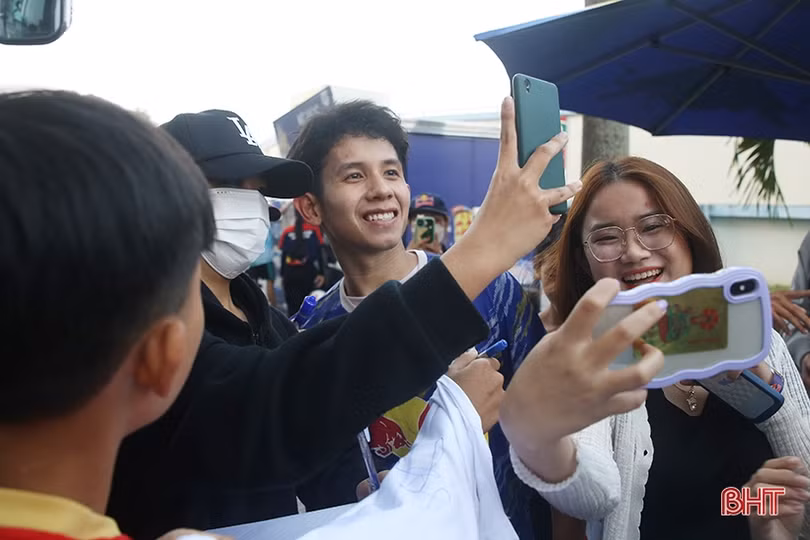 Cổ động viên Hà Tĩnh săn đón chữ ký của dàn sao Hoàng Anh Gia Lai