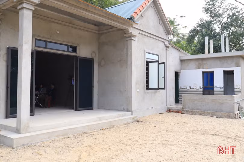 Bàn giao nhà tình nghĩa cho hộ nghèo ở Hương Sơn