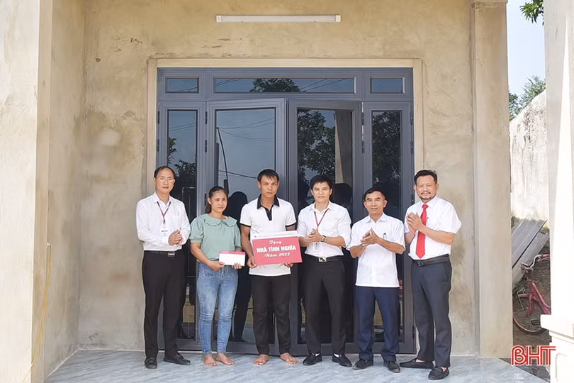 Đảng uỷ Khối CCQ&DN Hà Tĩnh bàn giao công trình NTM tại Hương Khê