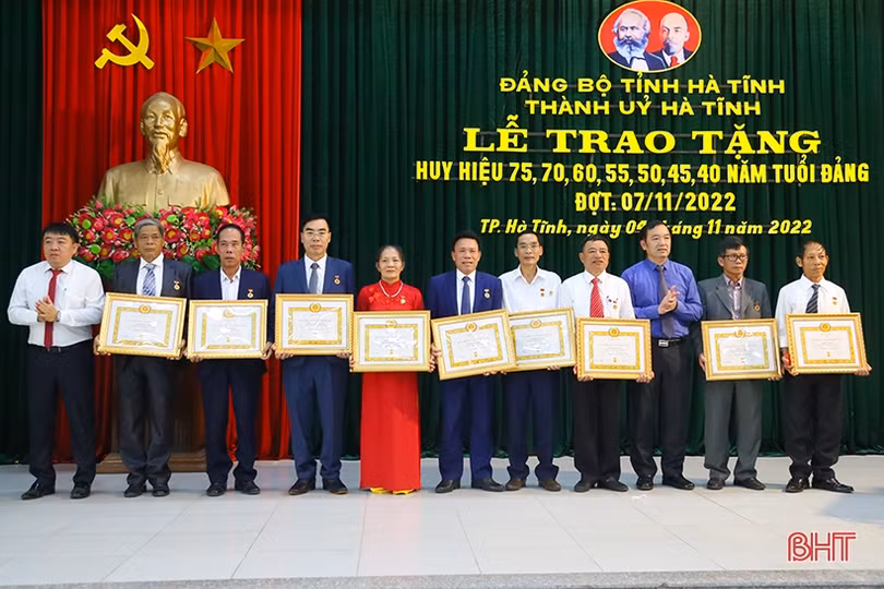 Trao Huy hiệu Đảng cho 107 đảng viên ở TP Hà Tĩnh