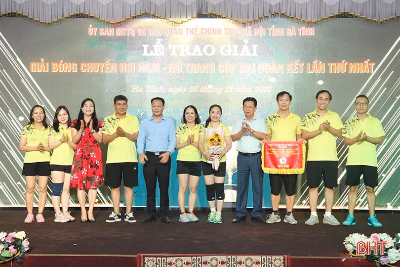 Hương Sơn vô địch giải bóng chuyền hơi nam nữ tranh Cúp Đại đoàn kết Hà Tĩnh