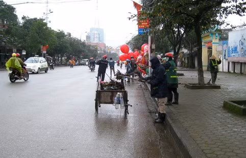 Đài sen đặt ở vị trí trung tâm vòng xuyến là biểu tượng của thành phố Hà Tĩnh – thành phố Thành Sen. Đông đảo nhân dân đến chiêm ngưỡng vẻ đẹp của nghệ thuật ánh sáng kết hợp với nước và chụp ảnh lưu niệm Đèn lồng giăng khắp các ngõ phố và hàng trăm loài hoa khoe hương sắc trên các ngã đường Hệ thống đèn led với đủ hình dáng, sắc màu Đèn, hoa rực rỡ sắc màu trên đường phố Phan Đình Phùng, Hàm Nghi, Trần Phú... Để có những con đường, vỉa hè sạch bóng vào sáng ngày 1 Tết, không thể không nhớ đến những công nhân công ty vệ sinh môi trường đô thị đã miệt mài làm việc suốt đêm giao thừa.