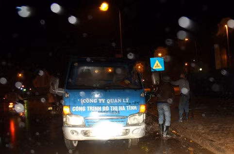 Đài sen đặt ở vị trí trung tâm vòng xuyến là biểu tượng của thành phố Hà Tĩnh – thành phố Thành Sen. Đông đảo nhân dân đến chiêm ngưỡng vẻ đẹp của nghệ thuật ánh sáng kết hợp với nước và chụp ảnh lưu niệm Đèn lồng giăng khắp các ngõ phố và hàng trăm loài hoa khoe hương sắc trên các ngã đường Hệ thống đèn led với đủ hình dáng, sắc màu Đèn, hoa rực rỡ sắc màu trên đường phố Phan Đình Phùng, Hàm Nghi, Trần Phú... Để có những con đường, vỉa hè sạch bóng vào sáng ngày 1 Tết, không thể không nhớ đến những công nhân công ty vệ sinh môi trường đô thị đã miệt mài làm việc suốt đêm giao thừa.