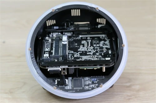 Bên trong máy có 2 khe cắm RAM hỗ trợ tối đa 16GB DDR3 và hệ thống 2 ổ cứng kết hợp chuẩn M-SATA và SATA cho phép người dùng có thể chạy đồng thời ổ cứng 60GB M-SATA SSD và HDD 500GB để tăng tốc ứng dụng mà vẫn đảm bảo khả năng lưu trữ thoải mái. Bên cạnh đó là kết nối Wi-Fi chuẩn A/C 2 băng tần 2,4 và 5,0 Ghz, kết nối Bluetooth 4.0 LE.