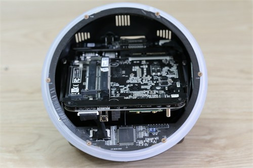 Bên trong máy có 2 khe cắm RAM hỗ trợ tối đa 16GB DDR3 và hệ thống 2 ổ cứng kết hợp chuẩn M-SATA và SATA cho phép người dùng có thể chạy đồng thời ổ cứng 60GB M-SATA SSD và HDD 500GB để tăng tốc ứng dụng mà vẫn đảm bảo khả năng lưu trữ thoải mái. Bên cạnh đó là kết nối Wi-Fi chuẩn A/C 2 băng tần 2,4 và 5,0 Ghz, kết nối Bluetooth 4.0 LE.