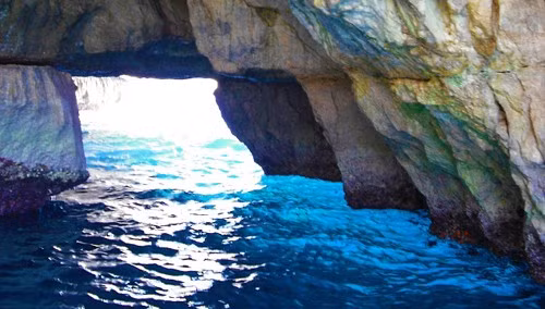 Blue Grotto là hệ thống hang động trên đảo Capri, Italy. Bao quanh các hanh động là những vách đá cao thường xuyên chịu tác động của các lớp sóng xô, tạo nên ánh sáng lân quang độc đáo trên mặt nước.