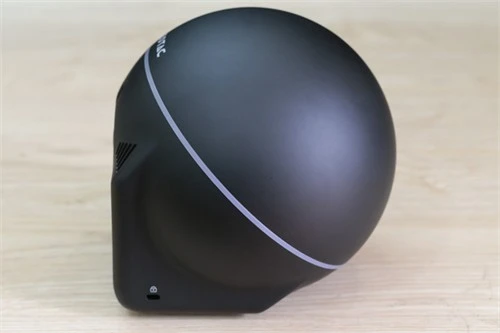 Khối cầu vát phần phía sau giúp sản phẩm để gọn trên bàn làm việc và mang tính thẩm mỹ cao.