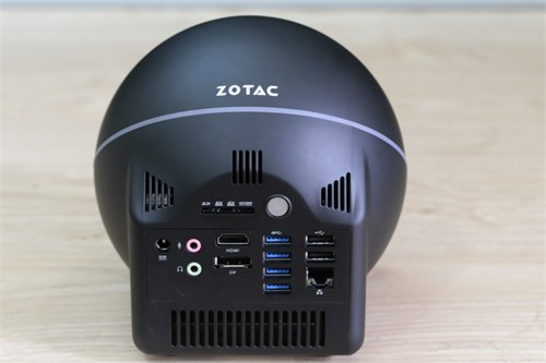 Phía sau trang bị đầy đủ các cổng USB 3.0, USB 2.0 với tính năng sạc máy tính bảng điện thoại, điện thoại smartphone mà không cần mở máy. Máy hỗ trợ âm thanh 8 kênh theo chuẩn 7.1. Ngoài ra sản phẩm còn cho phép hiển thị cùng lúc 3 màn hình độc lập nhờ bộ phụ kiện kèm là đầu chuyển một cổng Display port ra 2 cổng HDMI kết hợp với cổng HDMI có sẵn trên máy.