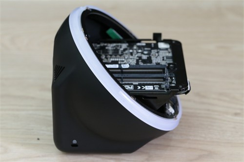 Viền quả cầu với đèn LED khi cắm điện cho hình ảnh bắt mắt.