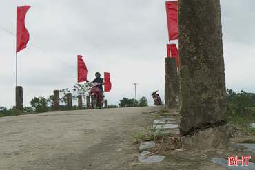 Cầu Hà Rong xuống cấp, tiềm ẩn nguy cơ mất an toàn giao thông