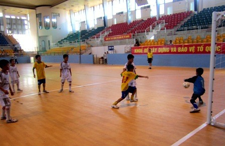 Không khi đấu trận chung kết bóng đá Nhi đồng