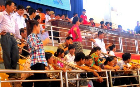 Đông đảo khán giả hâm mộ trên địa bàn Thành phố Hà Tĩnh đến xem và cổ vũ cho các cậu nhí