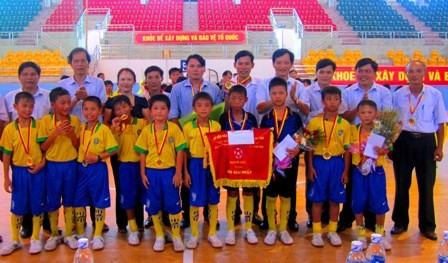 13 đội bóng tranh tài tại Giải Bóng đá Thiếu niên - Nhi đồng toàn tỉnh năm 2022