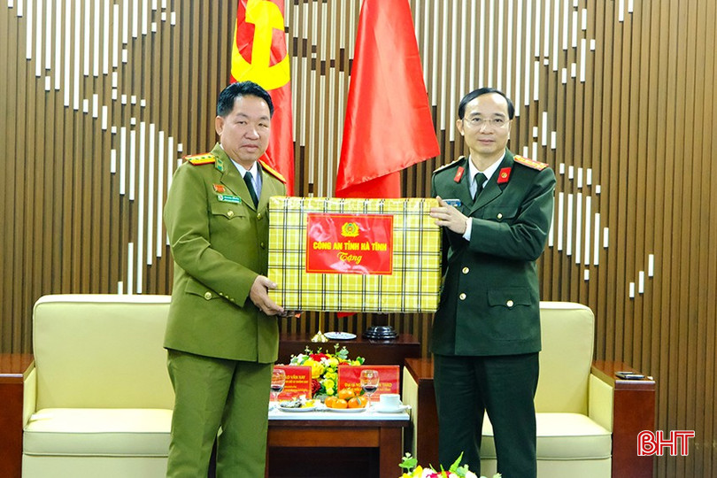 bqbht_br_tdai-ta-nguyen-xuan-thao-tang-qua-cho-cong-an-tinh-bo-ly-kham-xay.jpg
