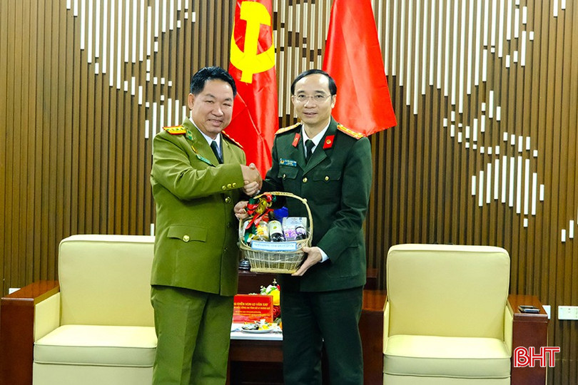 bqbht_br_dai-ta-khen-von-lo-van-xay-tang-qua-cong-an-ha-tinh.jpg