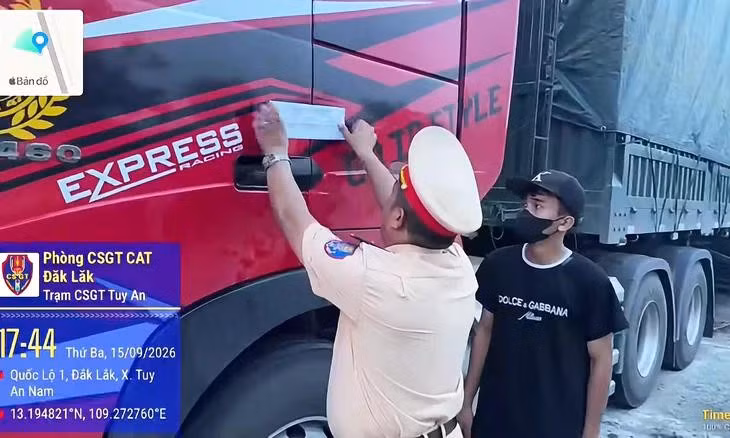 Cảnh sát giao thông niêm phong xe đầu kéo vi phạm tốc độ - Ảnh: Phòng Cảnh sát giao thông Công an tỉnh Đắk Lắk