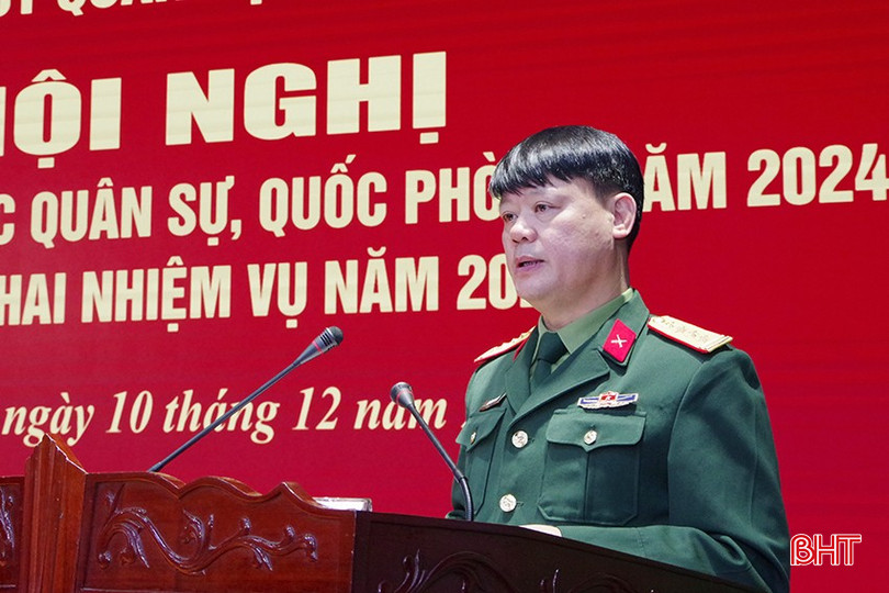 Đại tá Hoàng Duy Chiến - Phó Tham mưu trưởng Quân khu 4 phát biểu chỉ đạo hội nghị.