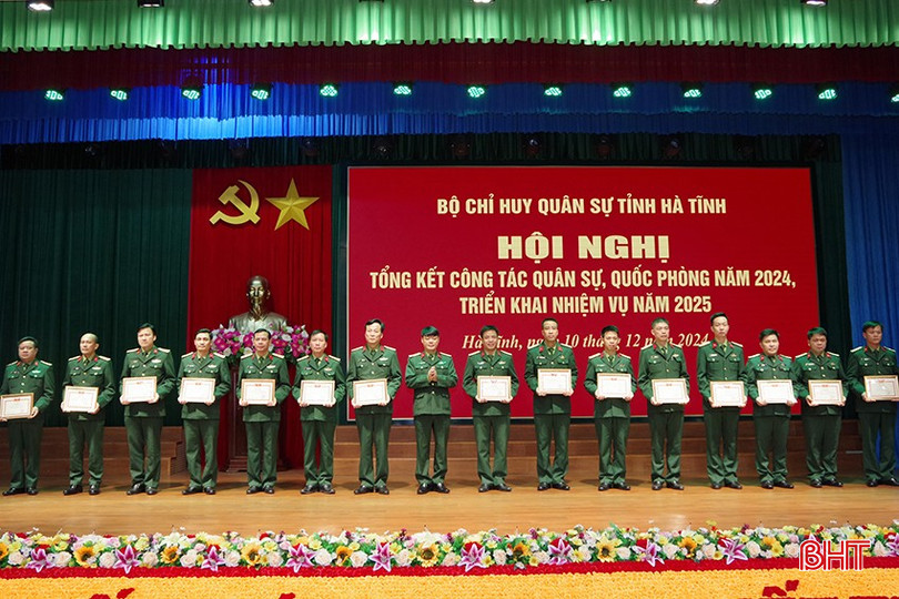Đại tá Hoàng Duy Chiến - Phó Tham mưu trưởng Quân khu 4 trao danh hiệu đơn vị quyết thắng của Bộ Tư lệnh Quân khu 4 cho các đơn vị đạt thành tích cao năm 2024.