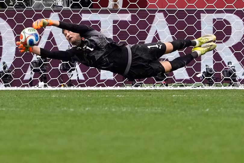 Thủ môn Gregor Kobel cản phá quả luân lưu của Cucho Hernandez, góp công giúp Thụy Sĩ thắng Colombia 4-3 trên chấm 11m sau trận hòa 0-0 ở vòng 1/8 World Cup 2026 trên sân BC Place, Vancouver, Canada ngày 7/7. Ảnh: AP