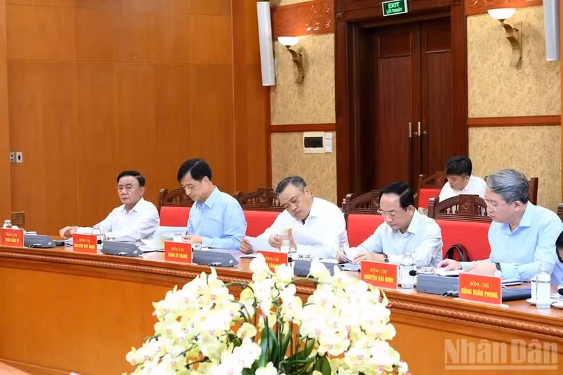 Thường trực Ban Bí thư Trần Cẩm Tú và các đồng chí lãnh đạo tham dự phiên họp. (Ảnh: ĐĂNG KHOA)