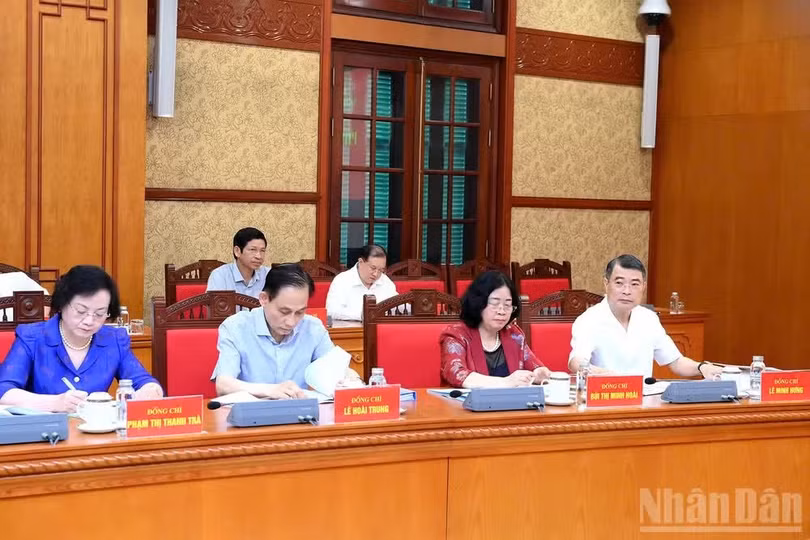 Thủ tướng Chính phủ Lê Minh Hưng và các đồng chí lãnh đạo tham dự phiên họp. (Ảnh: ĐĂNG KHOA)