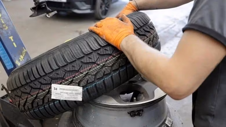 Những đường kẻ màu trên lốp ô tô được các nhà sản xuất sử dụng như một hệ thống nhận diện trong quá trình sản xuất.