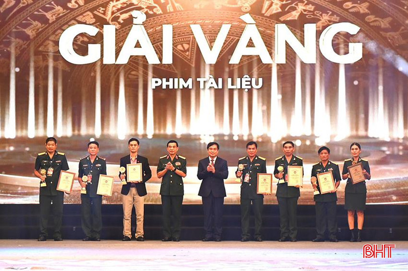Đại tướng Phan Văn Giang và đồng chí Phan Xuân Thủy trao giải vàng thể loại phim tài liệu (đại diện nhóm tác giả phim tài liệu "Trang nhật ký bằng thơ” của Bộ CHQS tỉnh Hà Tĩnh đứng thứ 2 từ phải sang).