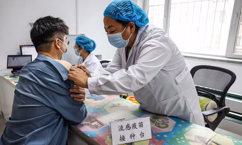 Người dân tiêm vaccine tại trung tâm dịch vụ y tế cộng đồng ở Thẩm Dương, Liêu Ninh, Trung Quốc. Ảnh: VCG