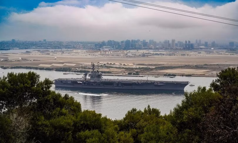 Tàu sân bay USS Theodore Roosevelt rời cảng nhà ở San Diego, bang California, Mỹ ngày 27/9. Ảnh: SDUT