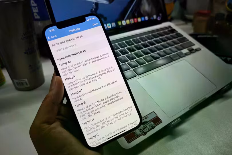 Học lý thuyết sát hạch bằng lái lái xe thông qua cuốn "600 câu hỏi dùng cho sát hạch lái xe cơ giới đường bộ". Ảnh: Đan Thanh.