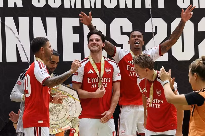 Arsenal thắng Man City 3-0 ở Community Shield, cho thấy sự khác biệt rõ rệt về chiều sâu và trạng thái thi đấu giữa hai đội.