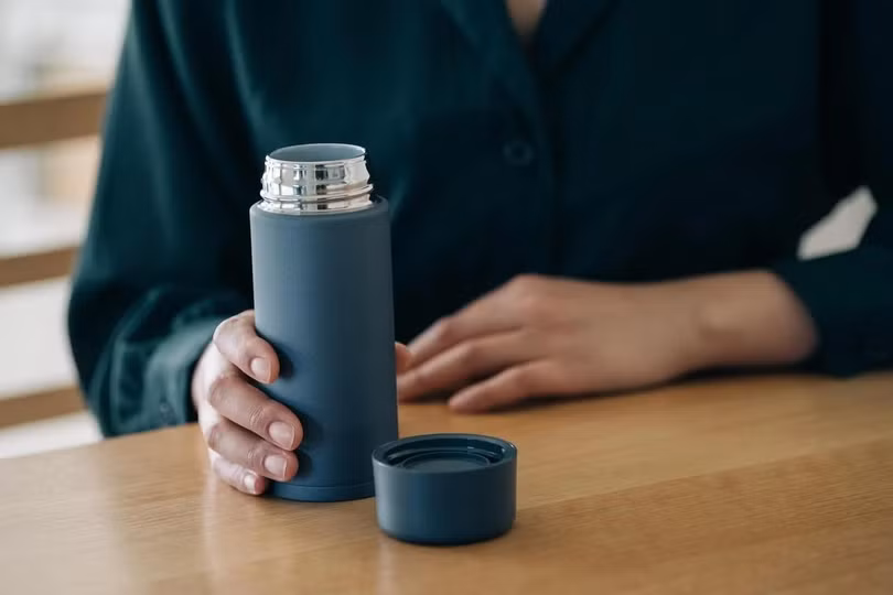 Bình giữ nhiệt cần được vệ sinh kỹ sau mỗi lần sử dụng. Ảnh: Magnific.