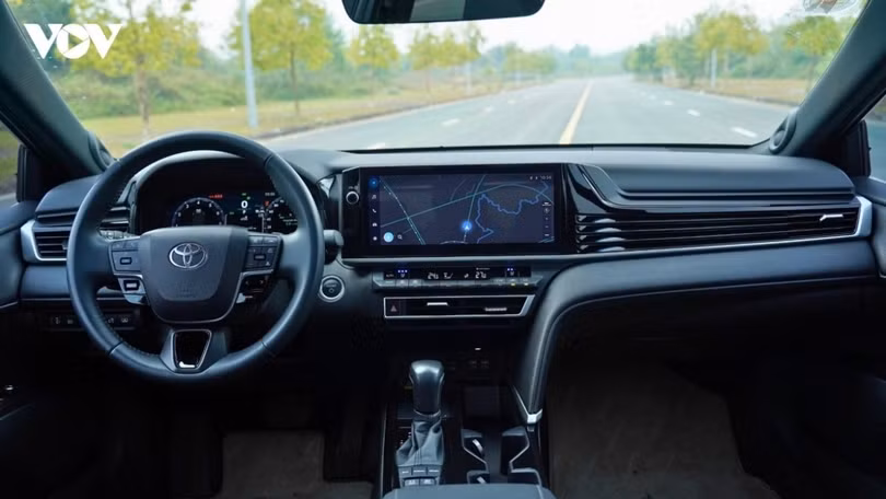 Không gian nội thất của Toyota Camry được thiết kế hiện đại và sang trọng.