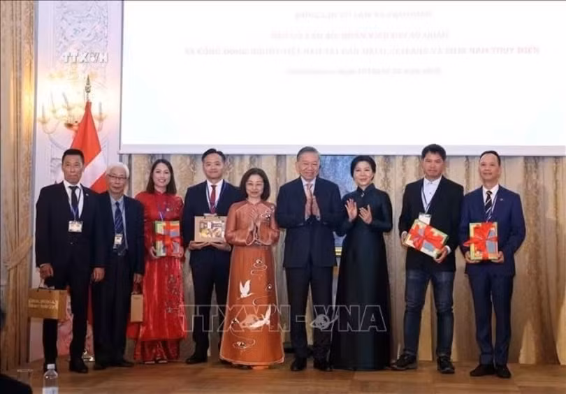 vna-potal-tong-bi-thu-chu-tich-nuoc-va-phu-nhan-gap-cong-dong-nguoi-viet-nam-tai-dan-mach-iceland-va-nam-thuy-dien-stand-297jpg-7822.jpg