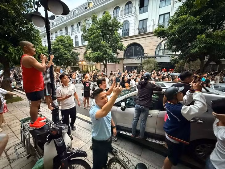 Dòng người chen nhau trước cửa nhà Huấn Hoa Hồng livestream từ chiều đến đêm - Ảnh: HỒNG QUANG