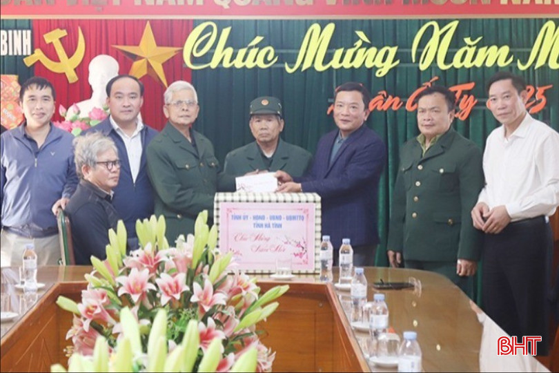 Phó Chủ tịch HĐND tỉnh tặng quà cho các thương, bệnh binh tại Trung tâm Điều dưỡng thương binh Nghệ An...